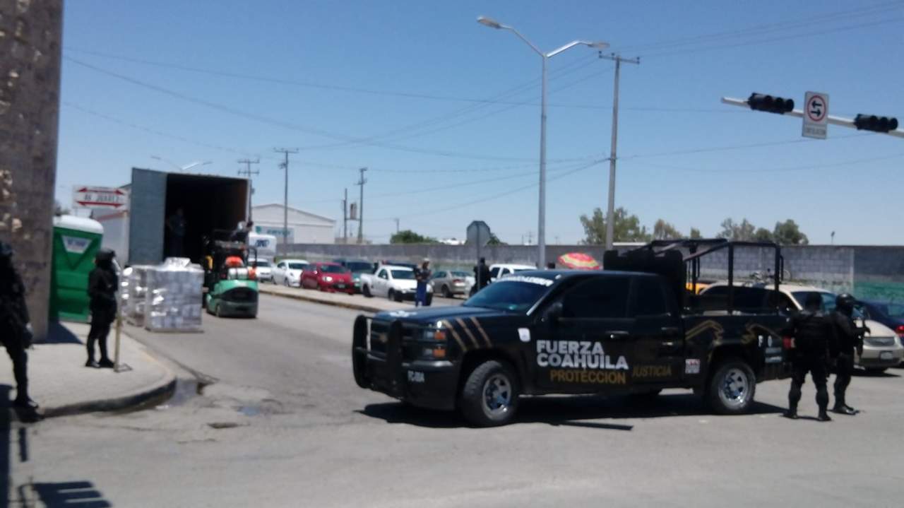 El tráiler procedente de la ciudad de Saltillo fue custodiado por unidades de Fuerza Coahuila. (EL SIGLO DE TORREÓN)