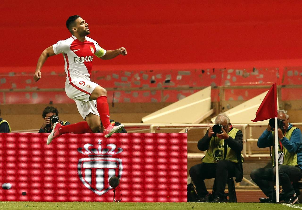 Radamel Falcao anotó dos goles en la victoria del Mónaco 4-0 sobre Lille. (EFE)