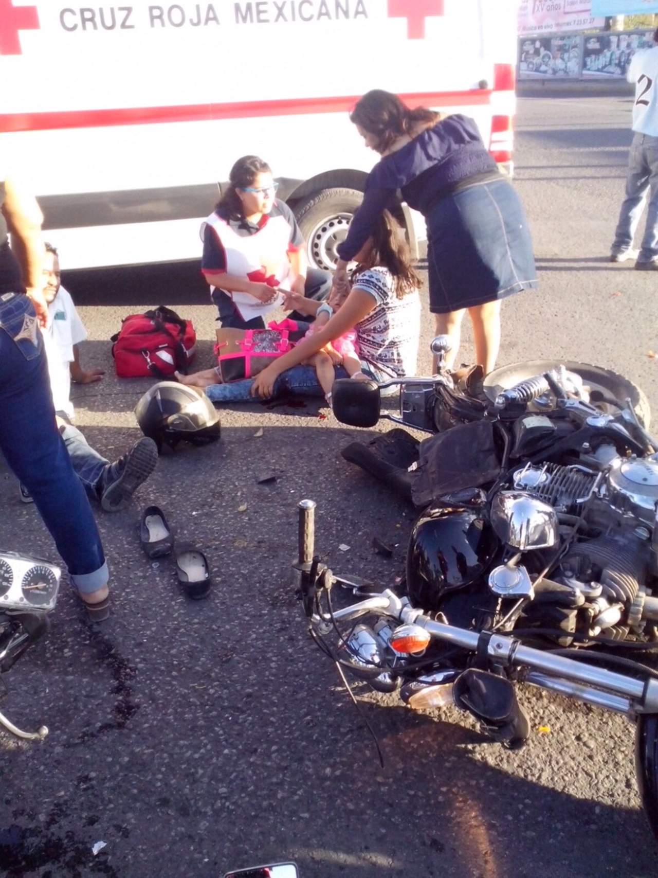 Chocan motociclistas; un bebé y tres adultos lesionados