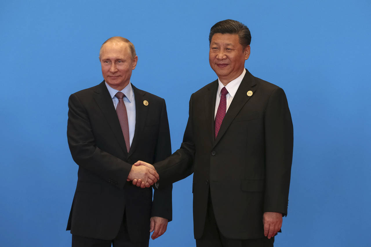 Reunión. El presidente chino, Xi Jinping (der.), saludó a Putin, en el Foro de Cooperación de las Nuevas Rutas de la Seda.