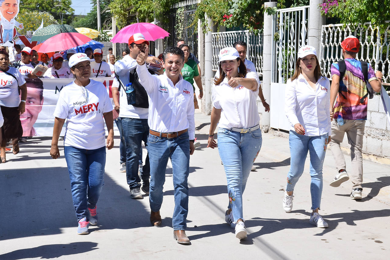 Agenda Rosa. Miguel Mery candidato a la presidencia municipal en el Ejido La Joya junto a la candidata Luly Quintero. (Fernando Compeán)