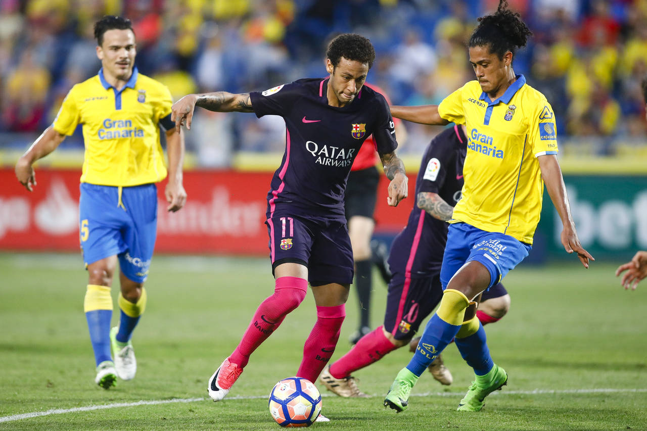 Neymar Jr. (c) anotó tres goles en la victoria del Barcelona 4-1 sobre Las Palmas. (AP)
