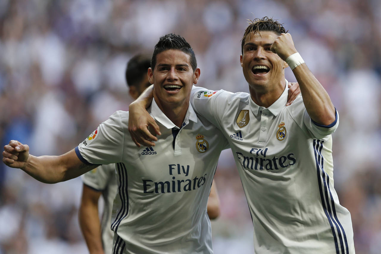 Cristiano Ronaldo (d) llegó a 401 goles con el Real Madrid. (AP)