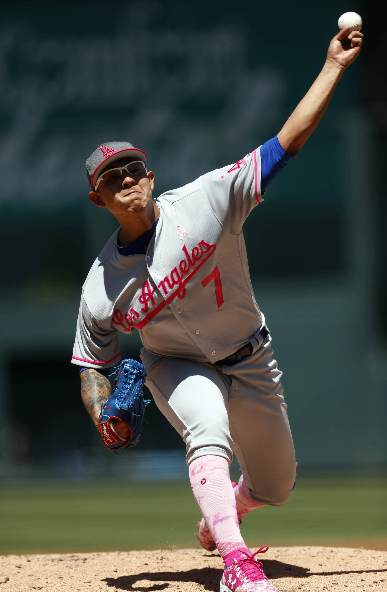 Julio Urías permitió seis carreras en cuatro entradas de labor. Julio Urías pierde ante los Rockies