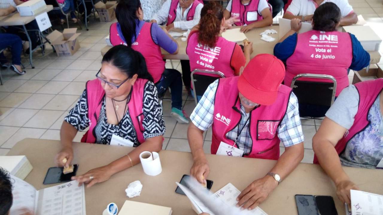 En este primer operativo son un millón 487 boletas las que arribaron ayer a Torreón correspondientes a la elección a alcaldes y diputados locales. (EL SIGLO DE TORREÓN)