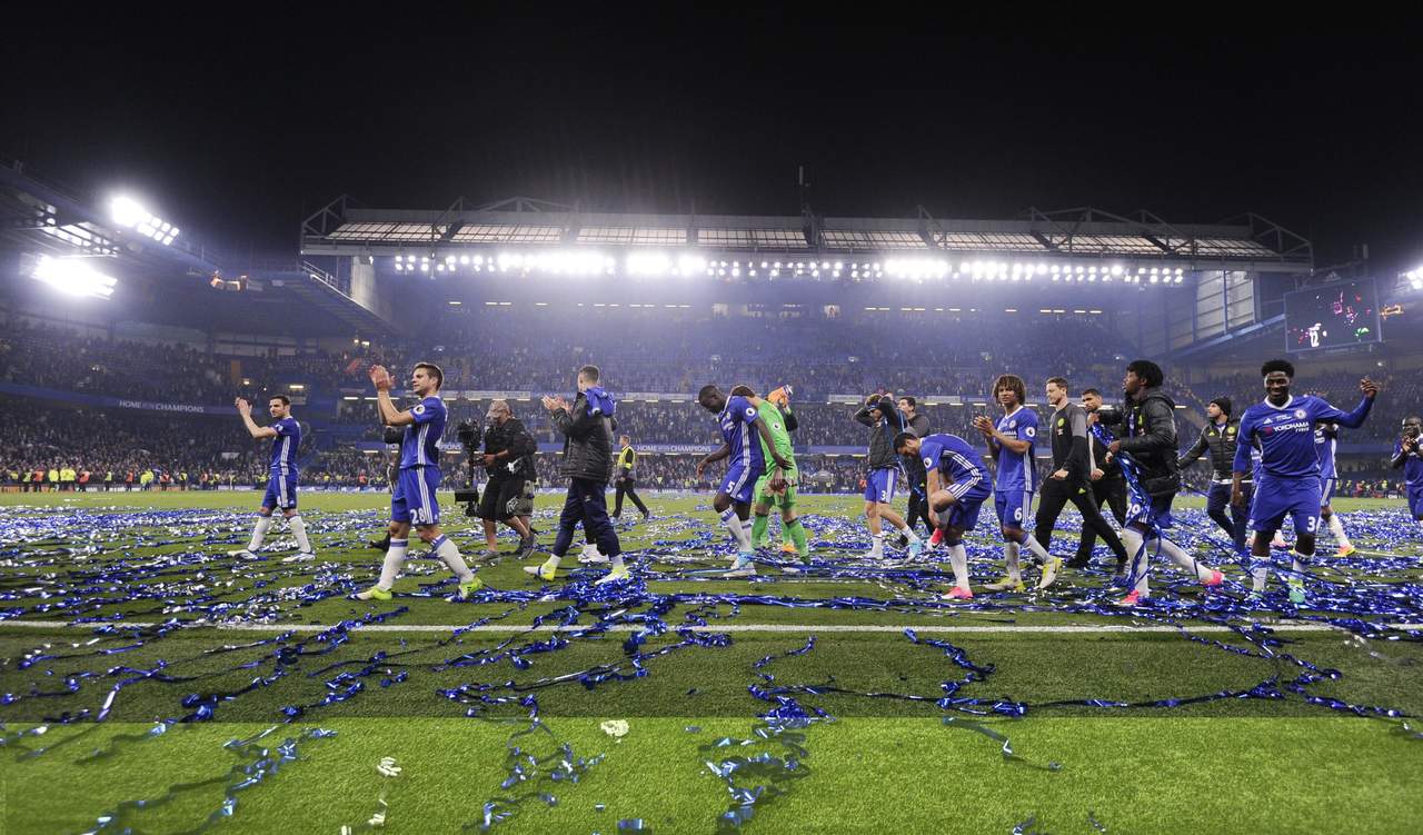 Los jugadores del Chelsea celebran con sus aficionados la obtención del título. (EFE)