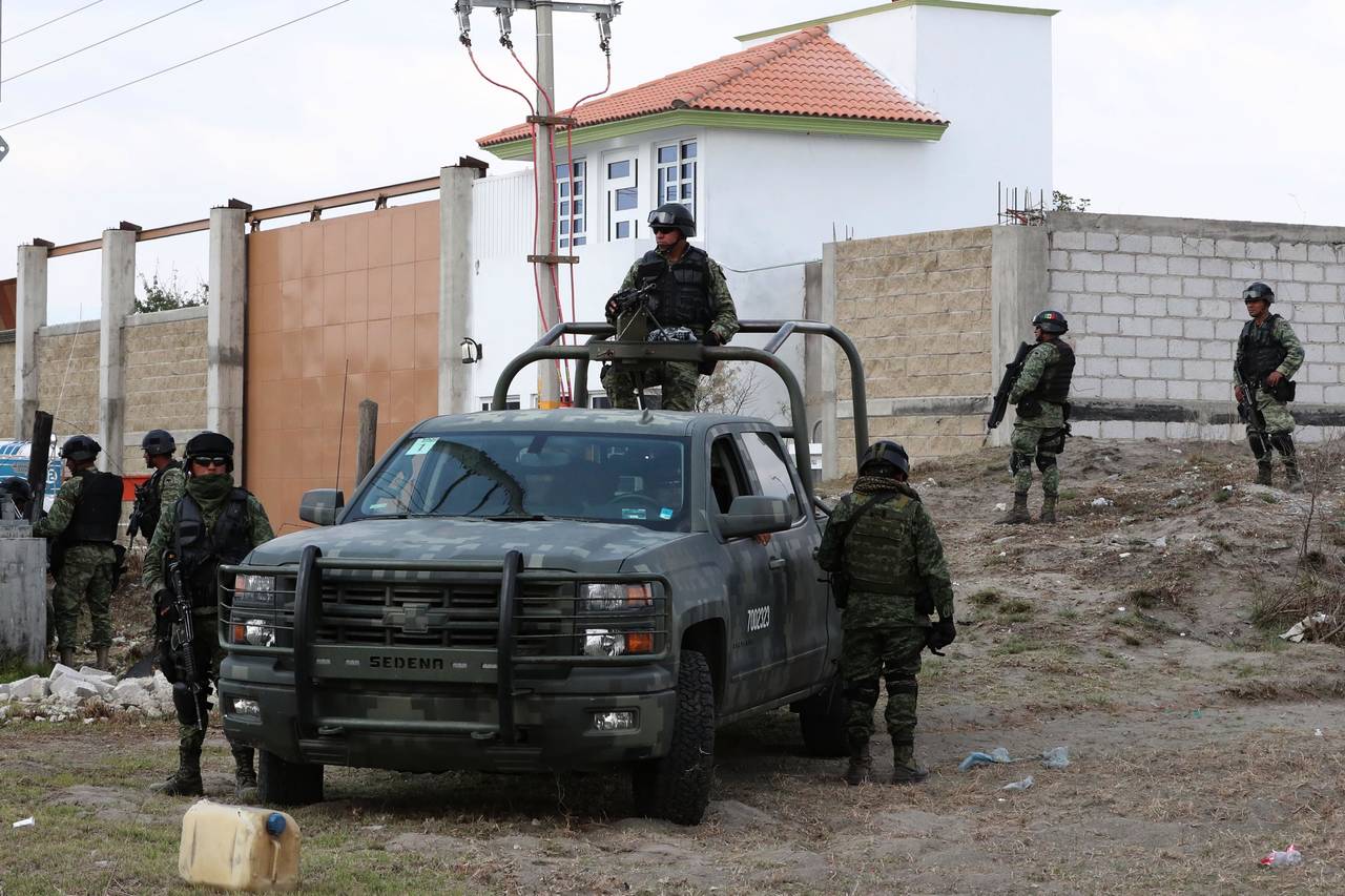 En la mira. Los elementos militares y los policías estatales resguardaron el sitio donde fue el ataque.