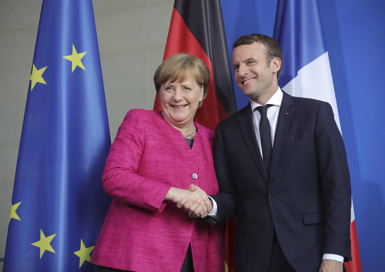 Unidos. Emmanuel Macron se comprometió ante la canciller alemana, Ángela Merkel, a trabajar en generar empleos.