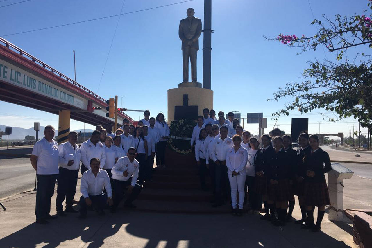Acto. Ayer maestros y alumnos realizaron un acto cívico en el monumento a José Santos Váldes, por el Día del Maestro.