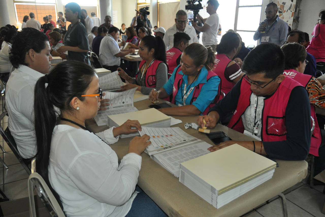 Operativo. Ayer de manera simultánea en Torreón, Saltillo y Frontera inició el conteo de las boletas electorales. (EL SIGLO DE TORREÓN)