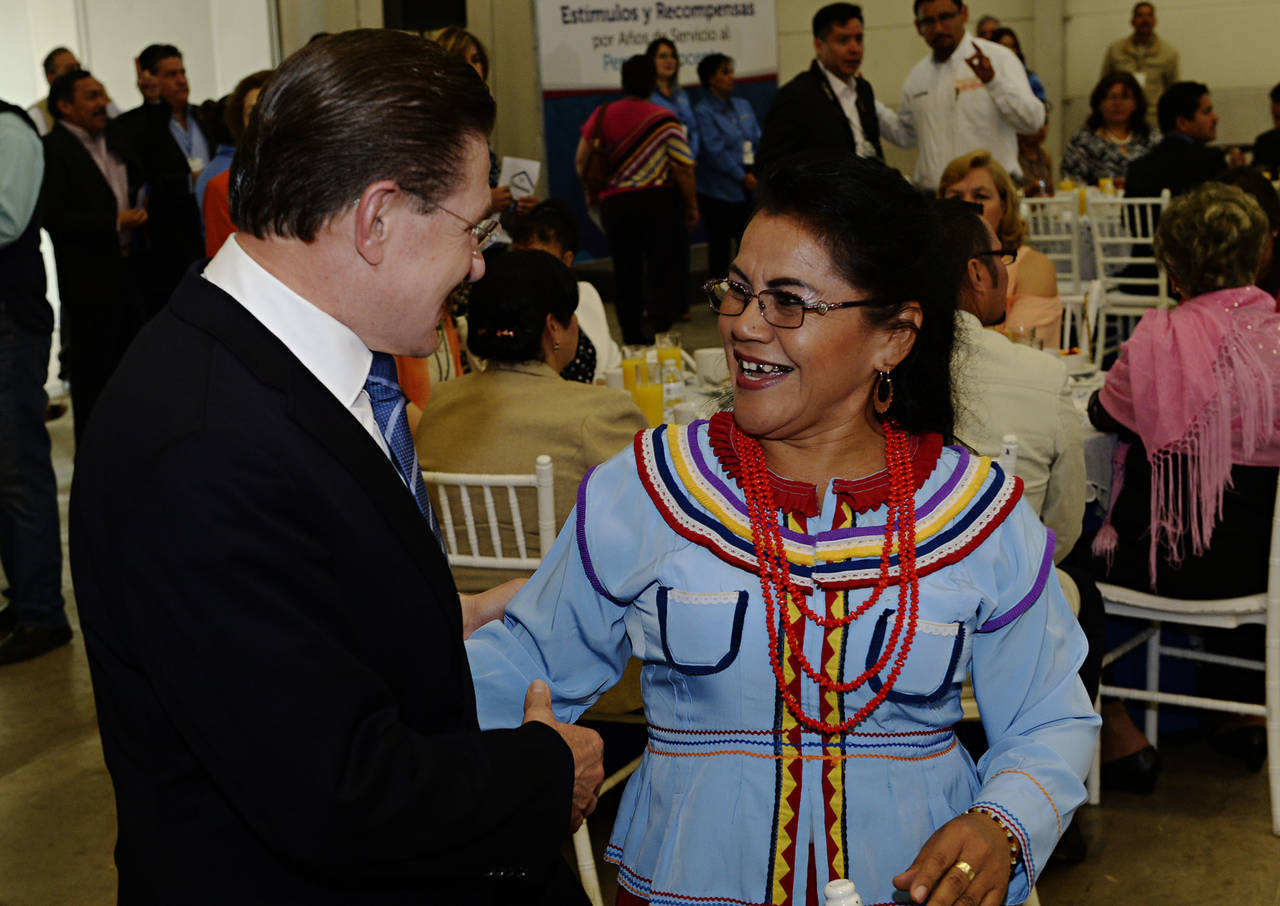 Reconocimiento. El gobernador del Estado, José Aispuro reconoció la labor de los maestros de Durango.