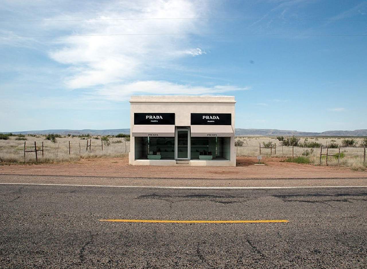 La tienda Prada que está ubicada a la mitad del desierto | El Siglo de  Torreón