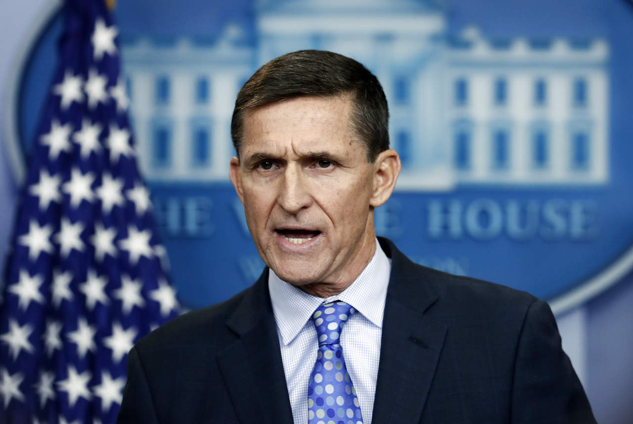 Flynn fue despedido después de mentirles a altos funcionarios de la Casa Blanca sobre sus contactos con Rusia. (ARCHIVO)