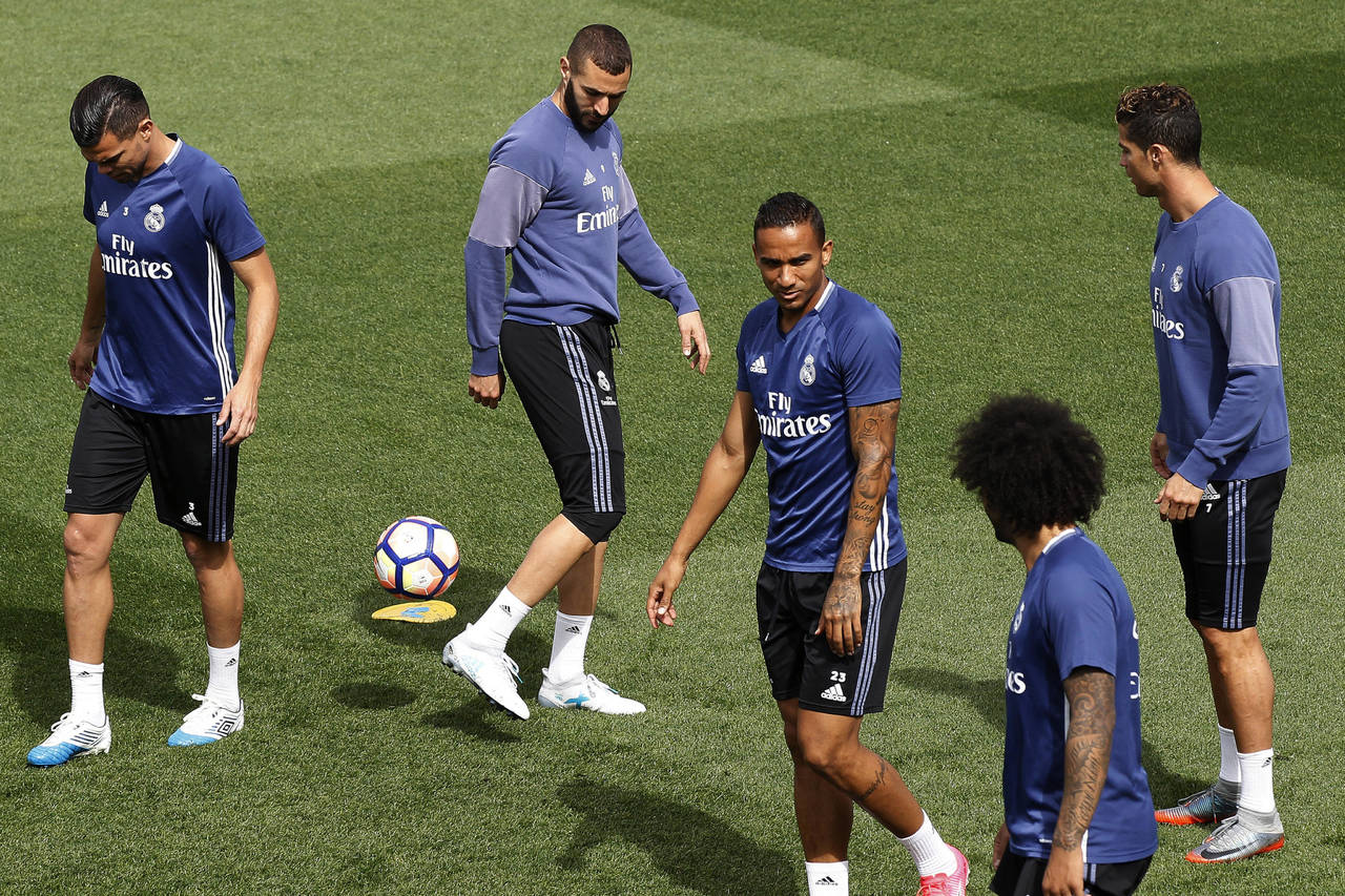 Los jugadores del Real Madrid Pepe, Karim Benzema, Danilo, Marcelo y Cristiano Ronaldo, durante el entrenamiento que han realizado ayer en Valdebebas para preparar el partido pendiente de la 21 jornada. (EFE)