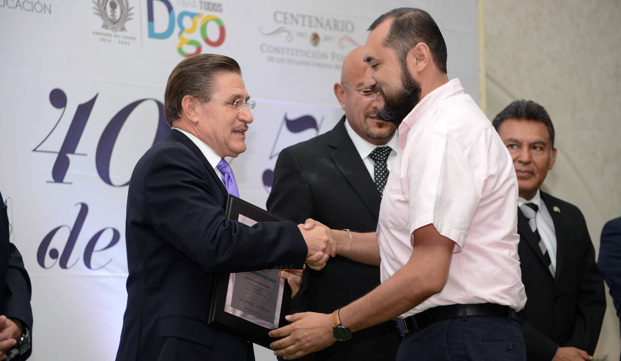 Esfuerzo. El gobernador, José Rosas Aispuro entregó reconocimientos a los maestros de la entidad.