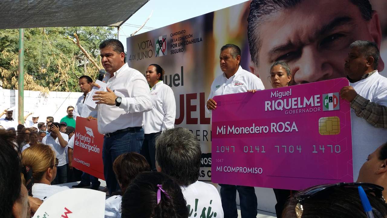 Durante un mitin realizado en la calle Ermita en la colonia El Pueblo de esta ciudad, el candidato del PRI aseguró que ganará la elección y que premiará a los priistas con un baile. (EL SIGLO DE TORREÓN)
