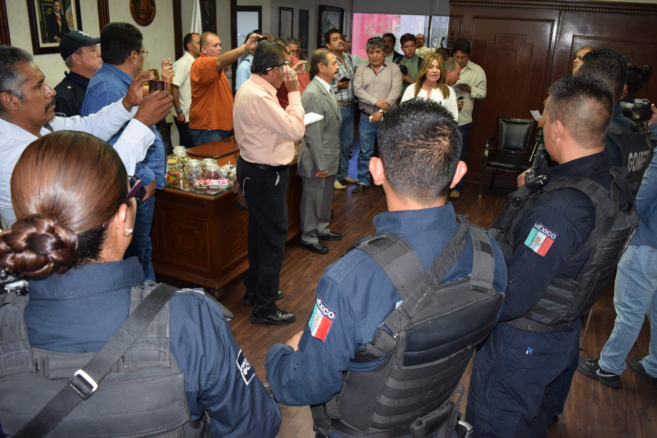 La alcaldesa, Leticia Herrera Ale entregó los cheques por 12,500 pesos a cada uno de los uniformados. (EL SIGLO DE TORREÓN)