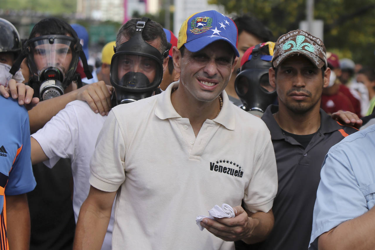 Retienen pasaporte a Capriles