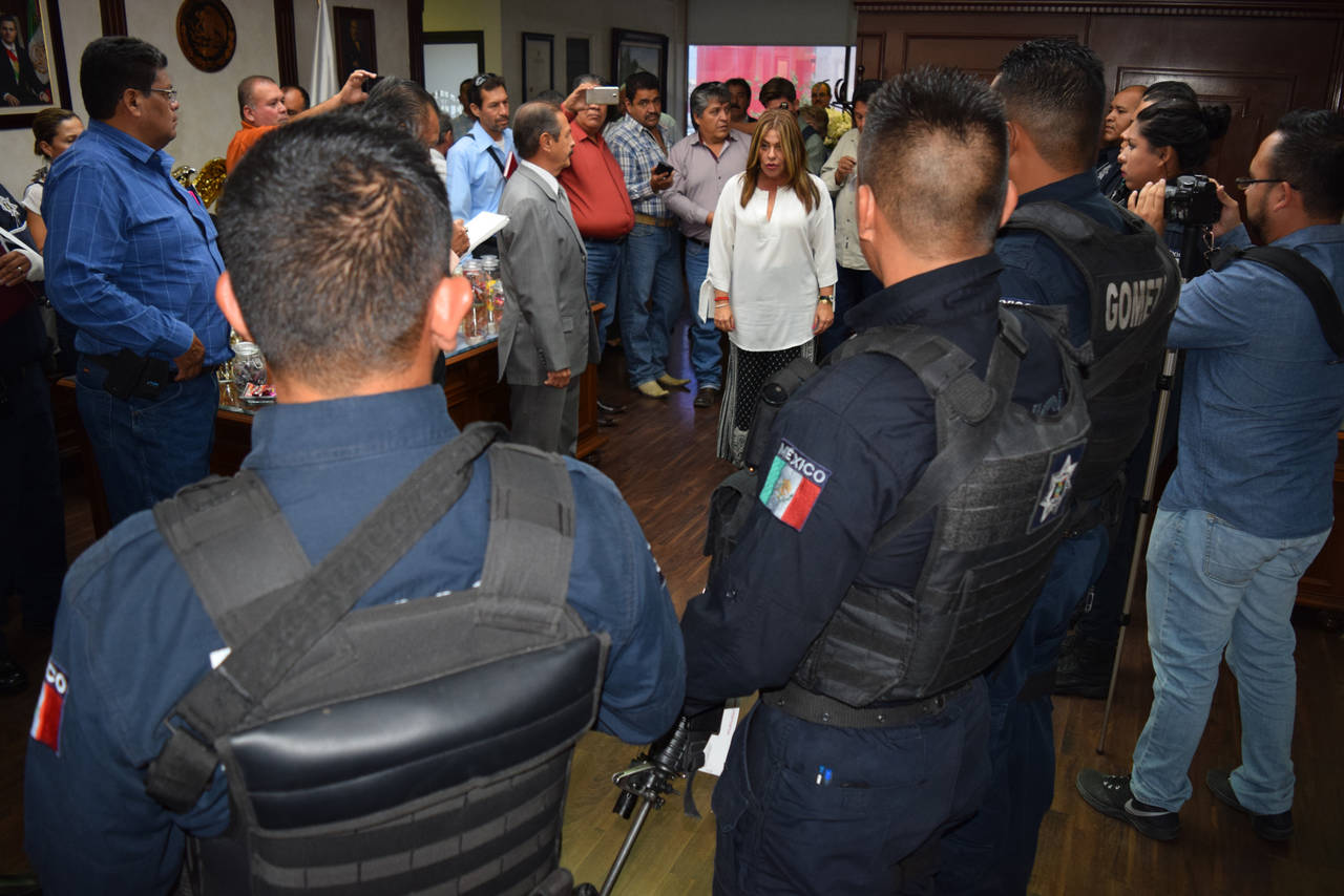 Reconocimiento. La alcaldesa, Leticia Herrera entregó los cheques a ocho elementos de la Policía municipal. (EL SIGLO DE TORREÓN)