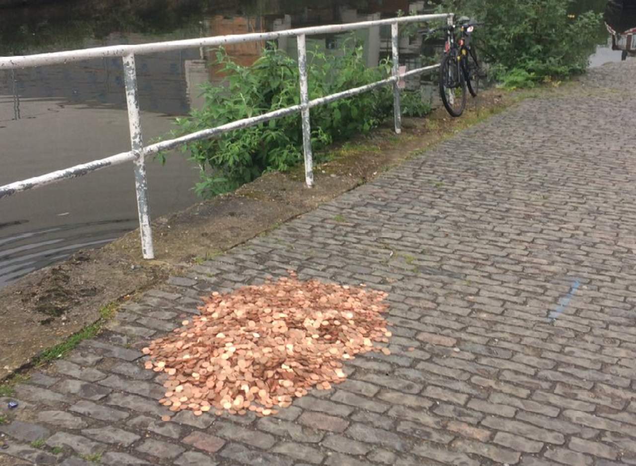 ¿Qué hacer si te topas en la calle con una pila de monedas?
