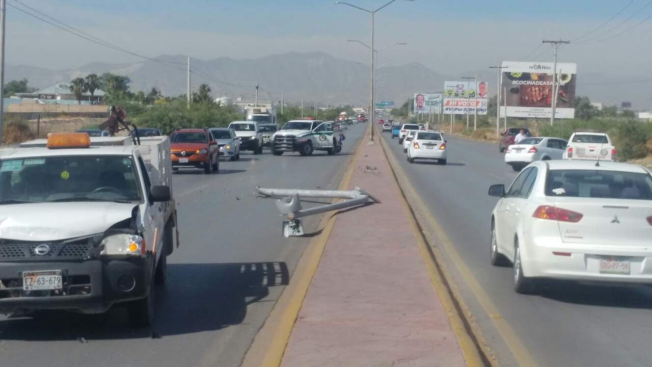 Esta mañana, alrededor de las 10:40 horas, se registró un aparatoso accidente sobre la carretera Torreón-San Pedro. (EL SIGLO DE TORREÓN)