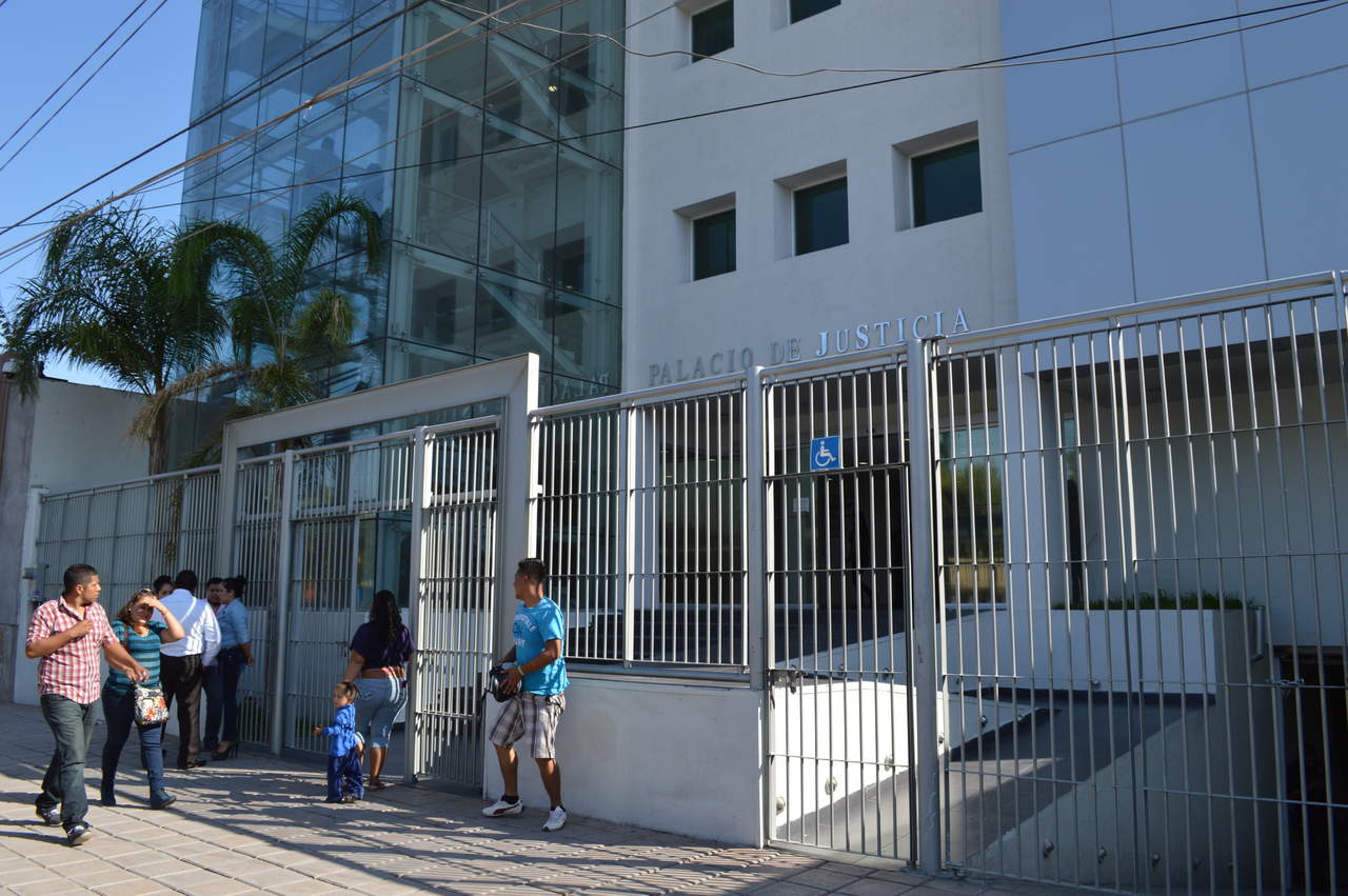 El imputado pudo recuperar su libertad al obtener sentencia absolutoria en juicio oral realizado en el Palacio de Justicia de Gómez Palacio. (ARCHIVO)