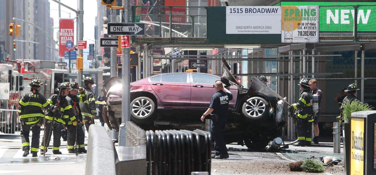 Un vehículo arrolló a numerosos peatones en Times Square, causando la muerte de una mujer y heridas a 20 personas. (ARCHIVO)