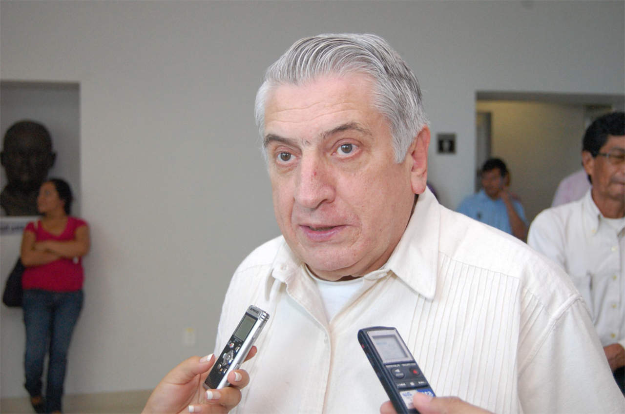En entrevista, expuso que con sus homólogos de Morelos y Michoacán, Graco Ramírez y Silvano Aureoles, respectivamente, trató temas de la renovación en la dirigencia de su partido. (ESPECIAL)