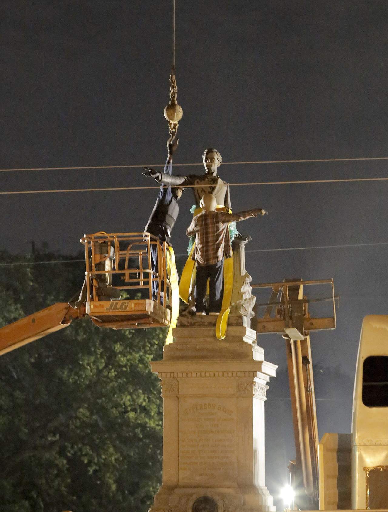 Retiran último monumento confederado en Nueva Orleans