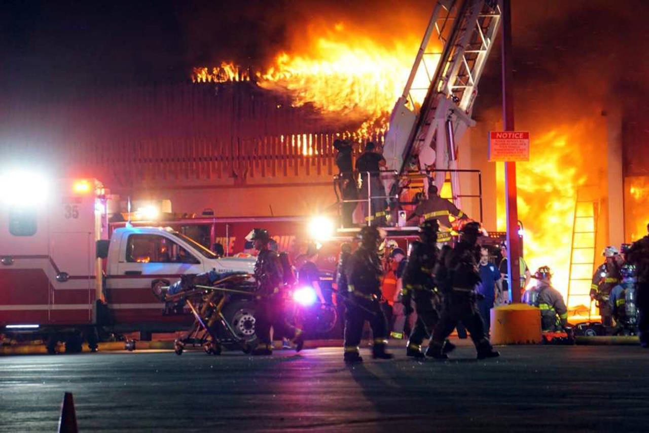 Reporte. El bombero murió tras quedar atrapado en el centro comercial en llamas. (AP)