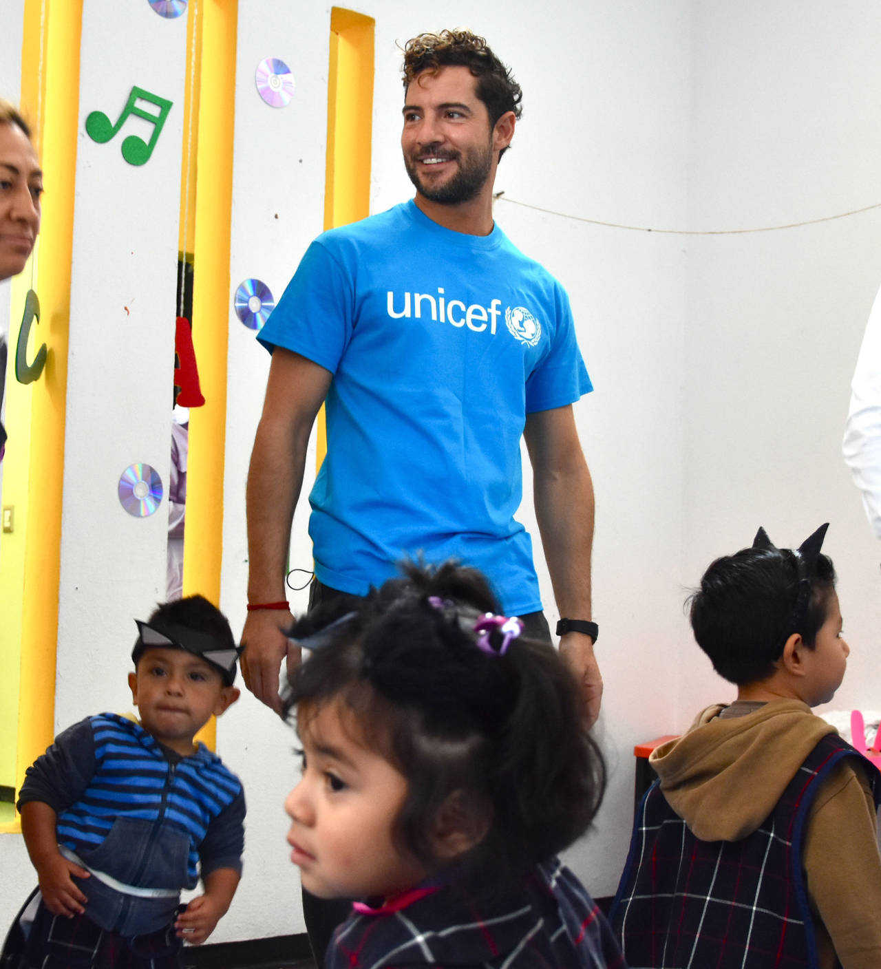 Visita. El reconocido cantante David Bisbal visitó una escuela en la Ciudad de México en su papel de embajador de Unicef. (EFE)