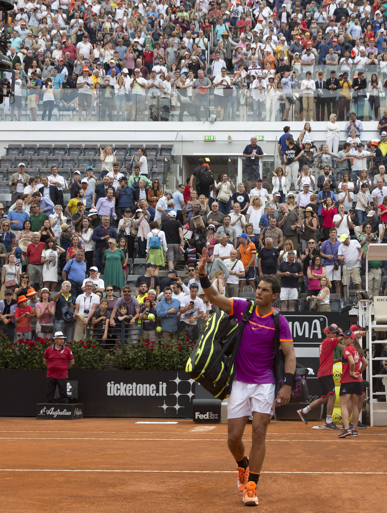 Rafael Nadal cayó 6-3, 6-4 ante Dominic Thiem en cuartos de final. (AP)