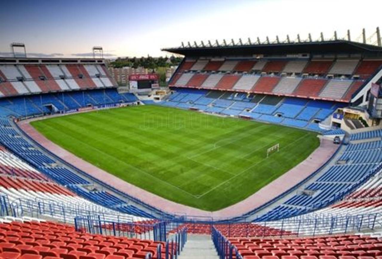 El estadio Vicente Calderón, con capacidad para 55 mil aficionados, albergará mañana el último partido del Atlético de Madrid, después se jugará la final de Copa entre Barcelona y Alavés. (Especial)