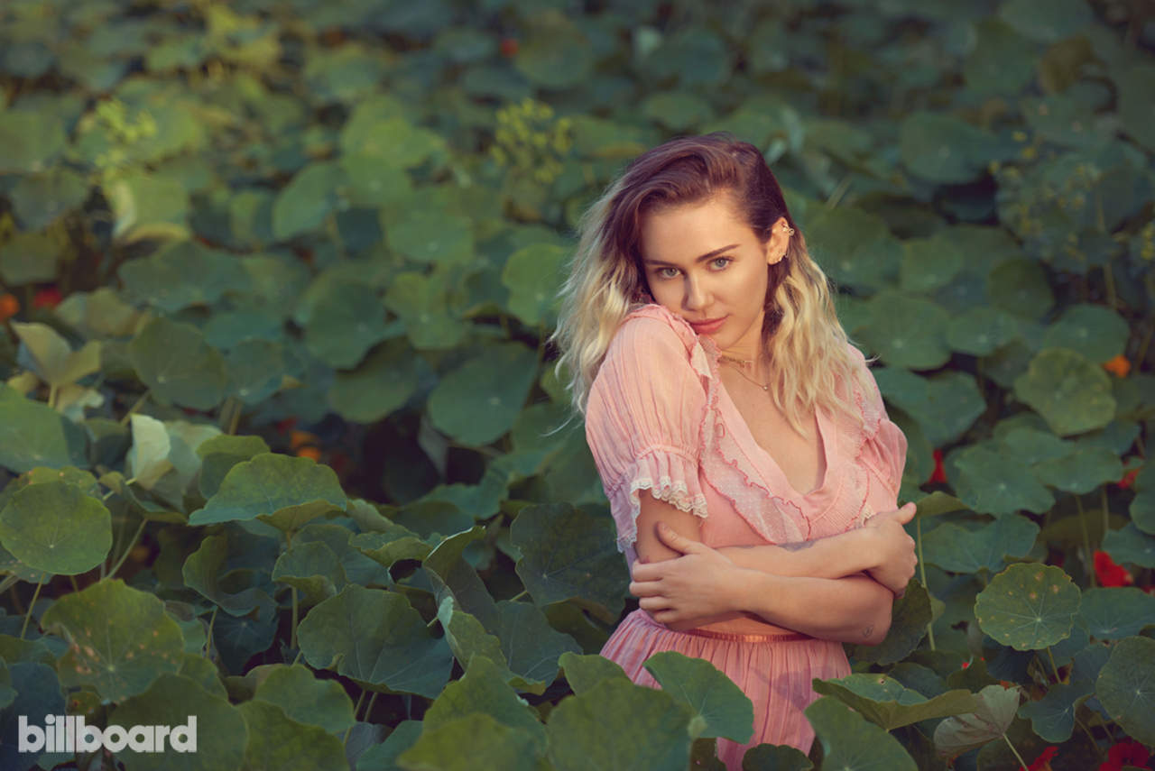 Miley Cyrus volverá a los escenarios al presentar su más reciente tema Malibu. (ARCHIVO)