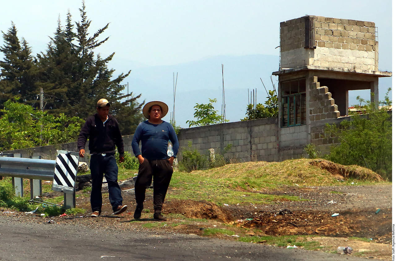 Negocio. En Santa Rita Tlahuapan, jóvenes y a hombres adultos buscan compradores del huachicol. (AGENCIA REFORMA) 
