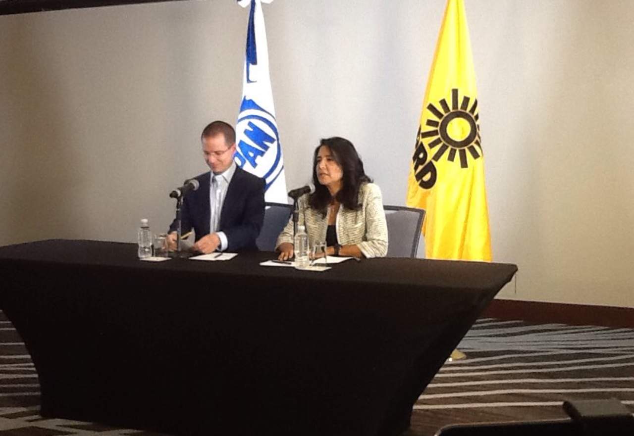 Los líderes del PAN y PRD anunciaron su intención de un frente opositor para 2018. (ARCHIVO) 