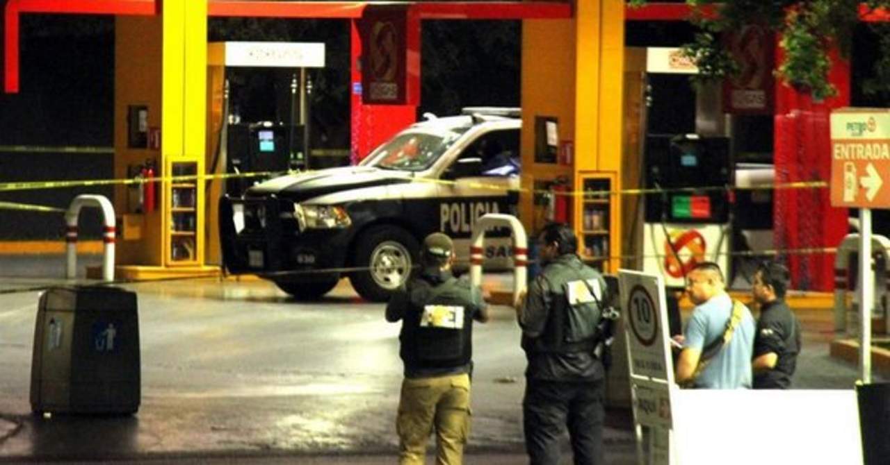 El ataque ocurrió en el cruce de la avenida Vasconcelos y la calle Treviño, cuando los preventivos estaban a bordo de una patrulla de la Secretaría de Seguridad Pública Municipal en el estacionamiento de una gasolinera. (EL NORTE) 