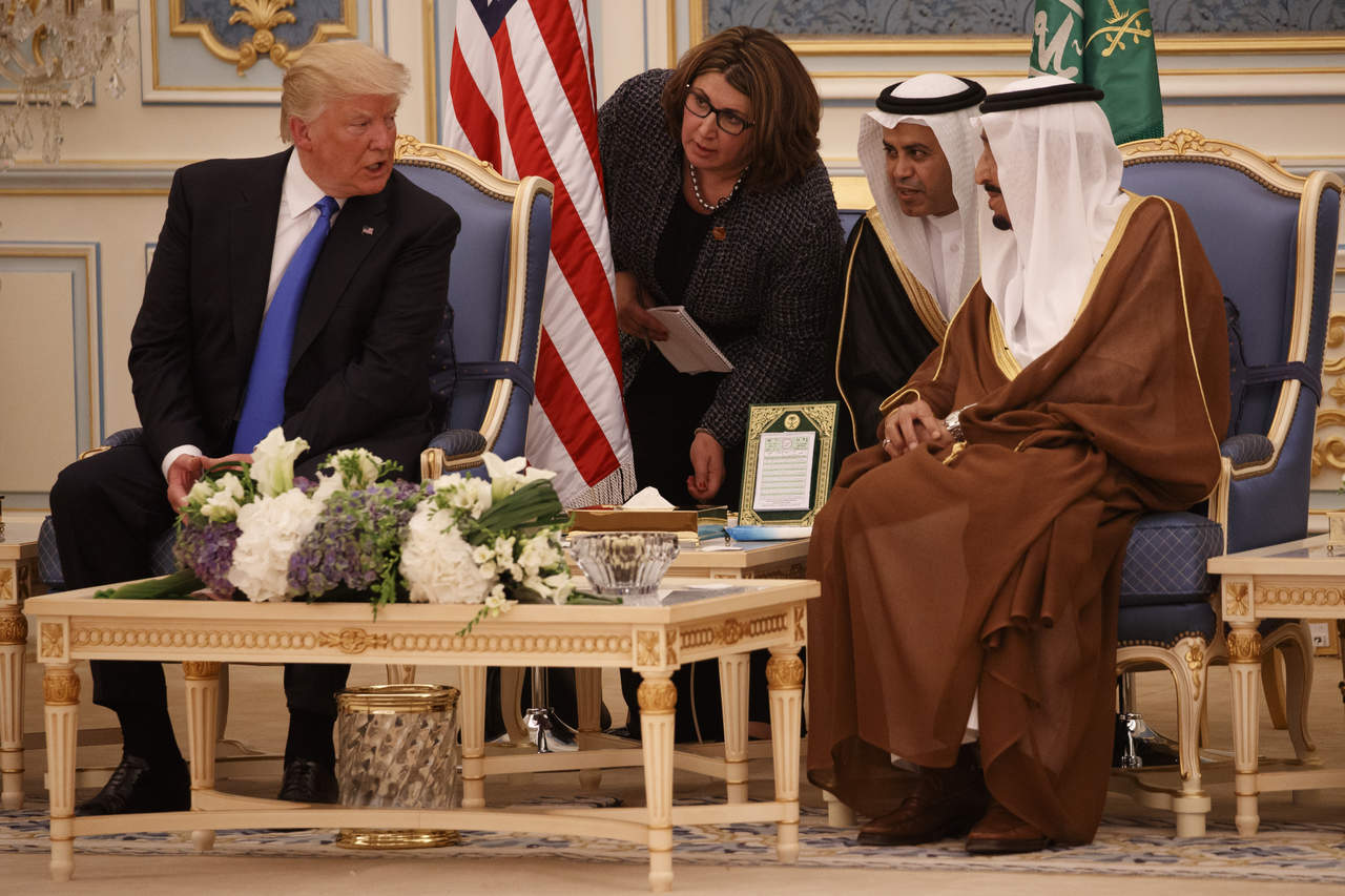 Acuerda Trump venta de armamento a Arabia Saudí