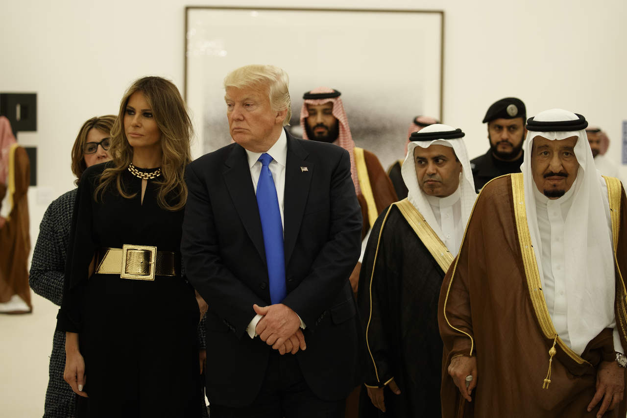 Pese a dichos de Trump, así vistió Melania en Arabia Saudí