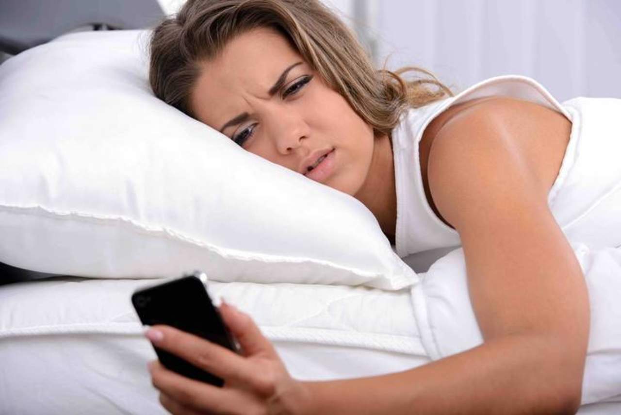 La razón por la que no debes dormir junto al celular