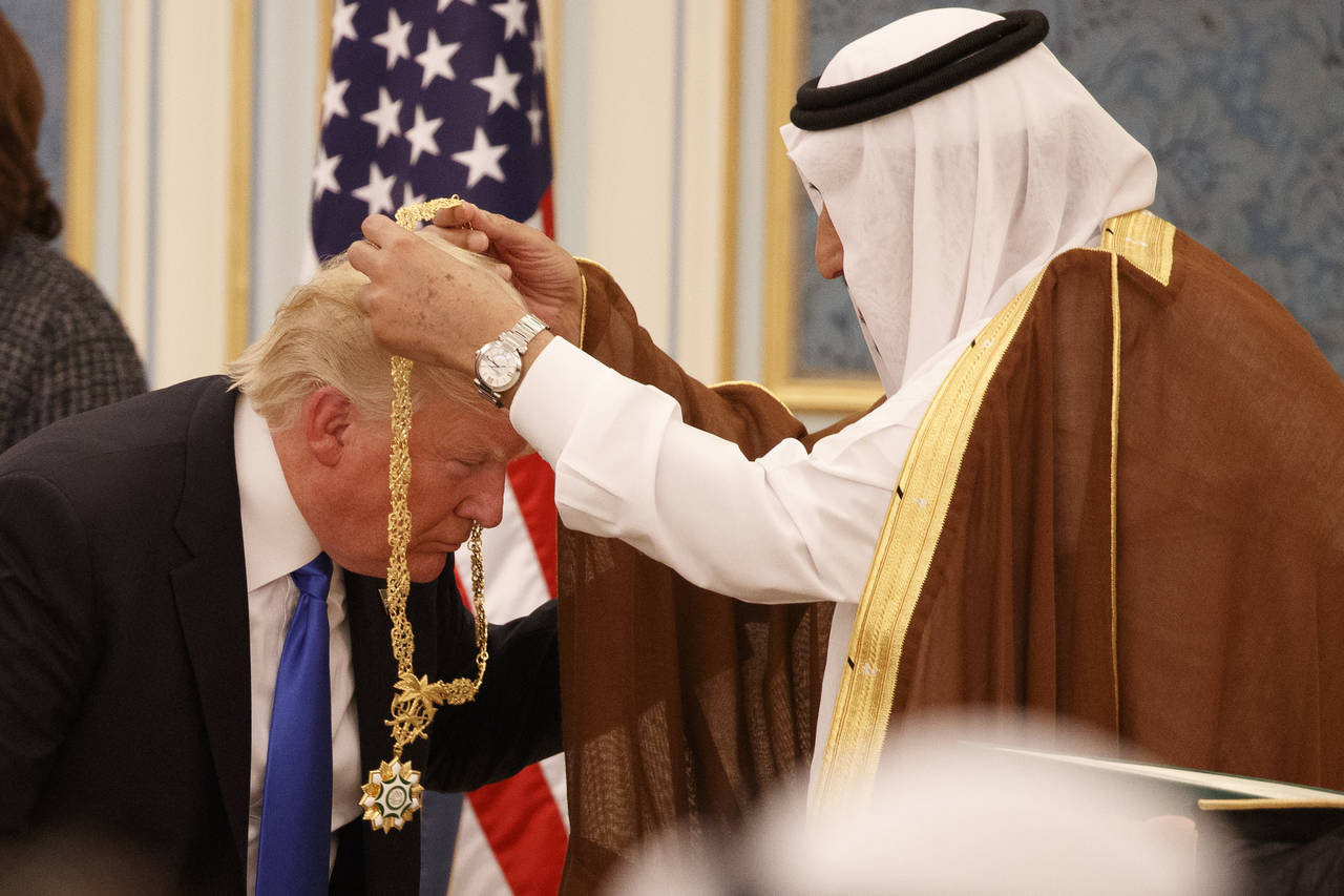 Firma Trump acuerdo de armas con Arabia