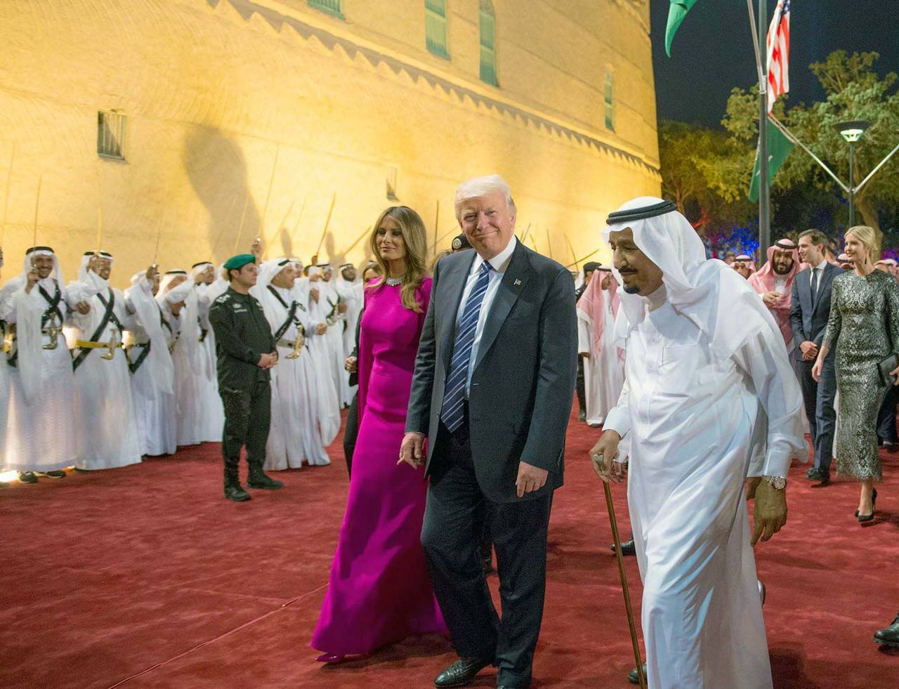 Firma Trump acuerdo de armas con Arabia