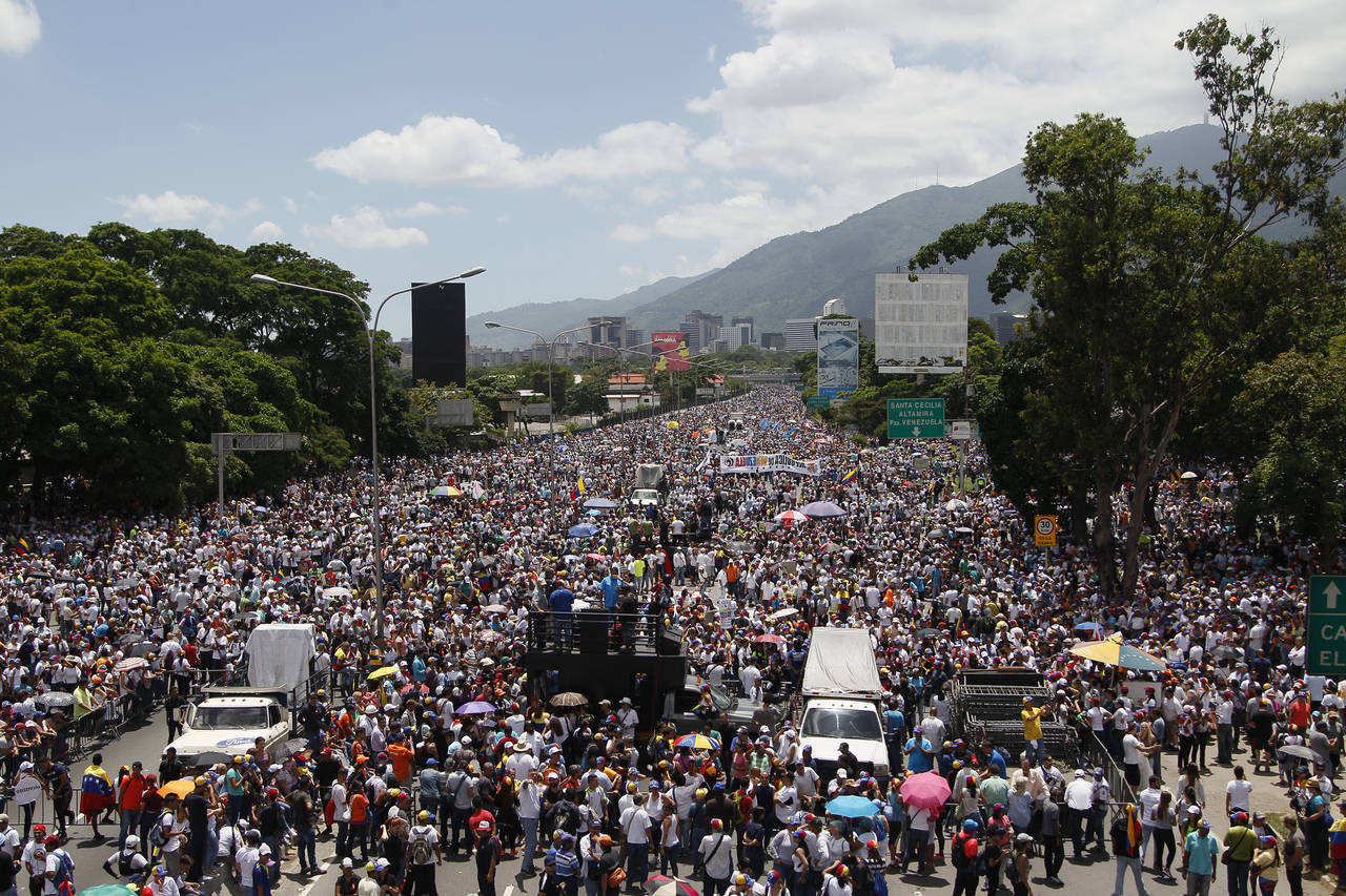Protestas. Miles de personas inundaron las calles de Caracas y de otras ciudades venezolanas. Apoyo. También hubo manifestaciones de respaldo a Maduro.
