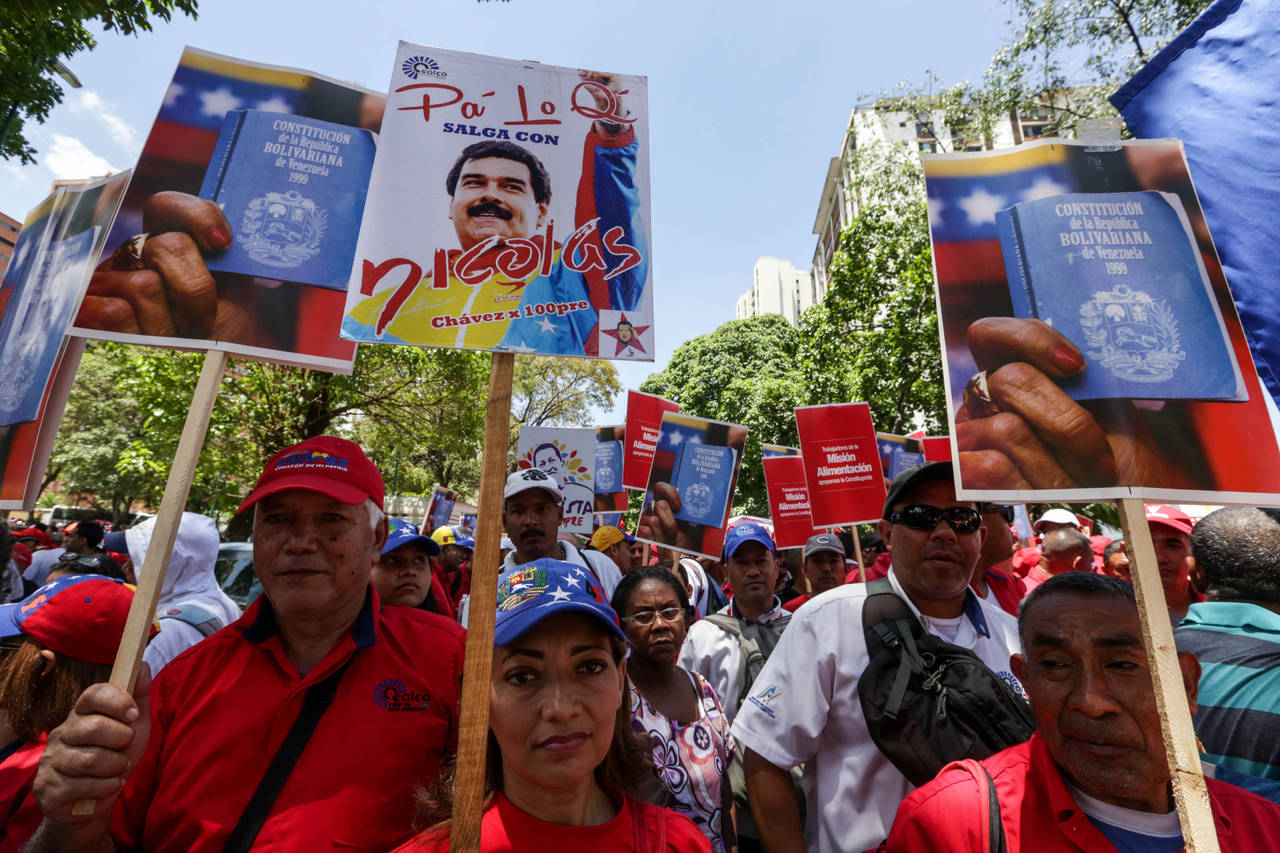 Lucha. De nueva cuenta los opositores chocaron con la Guardia. Apoyo. También hubo manifestaciones de respaldo a Maduro.