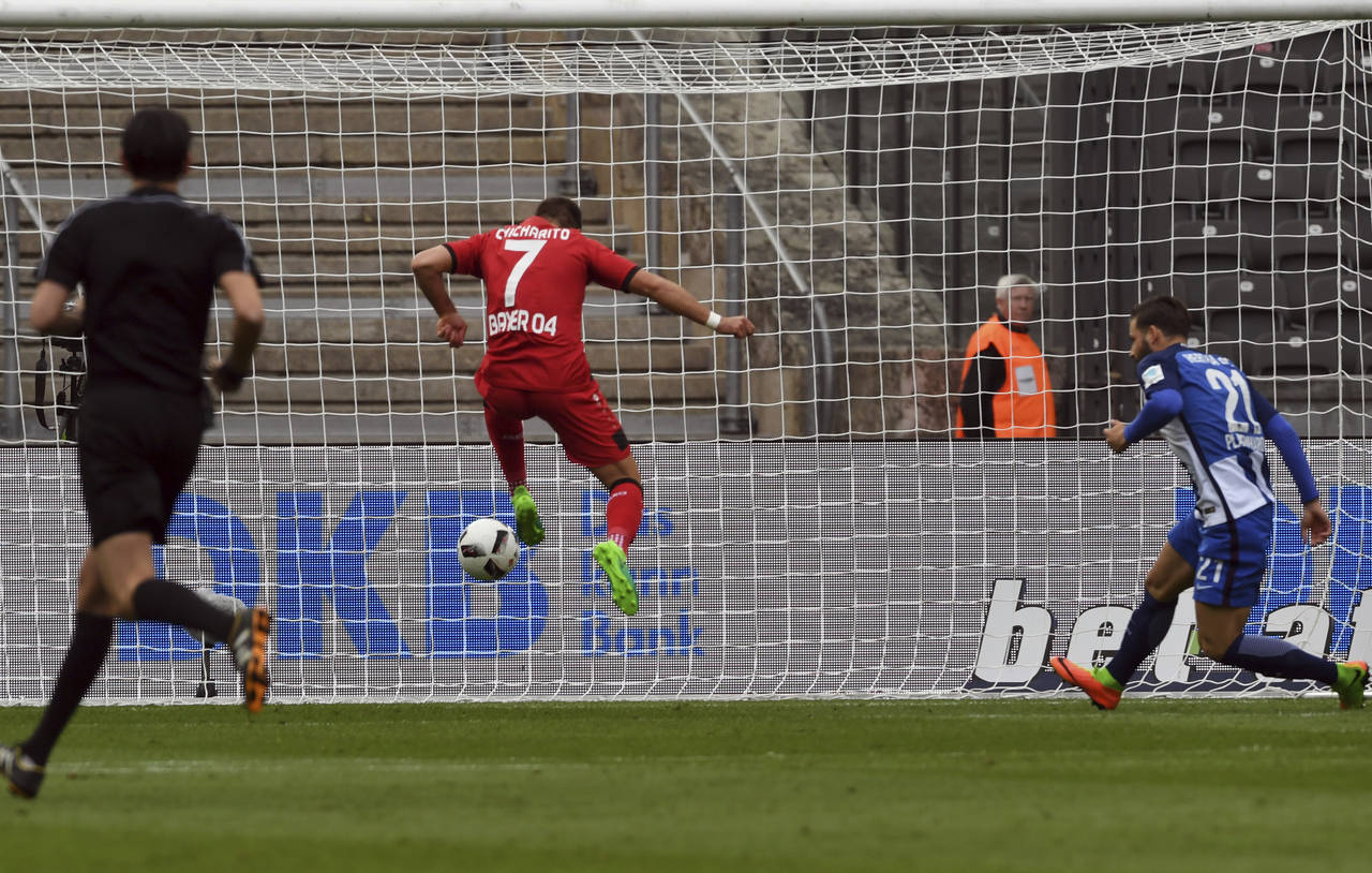 Javier Hernández marcó el primer tanto del juego. Con la victoria el Bayer llegó a 41 puntos y finalizó en el lugar 12. (AP)
