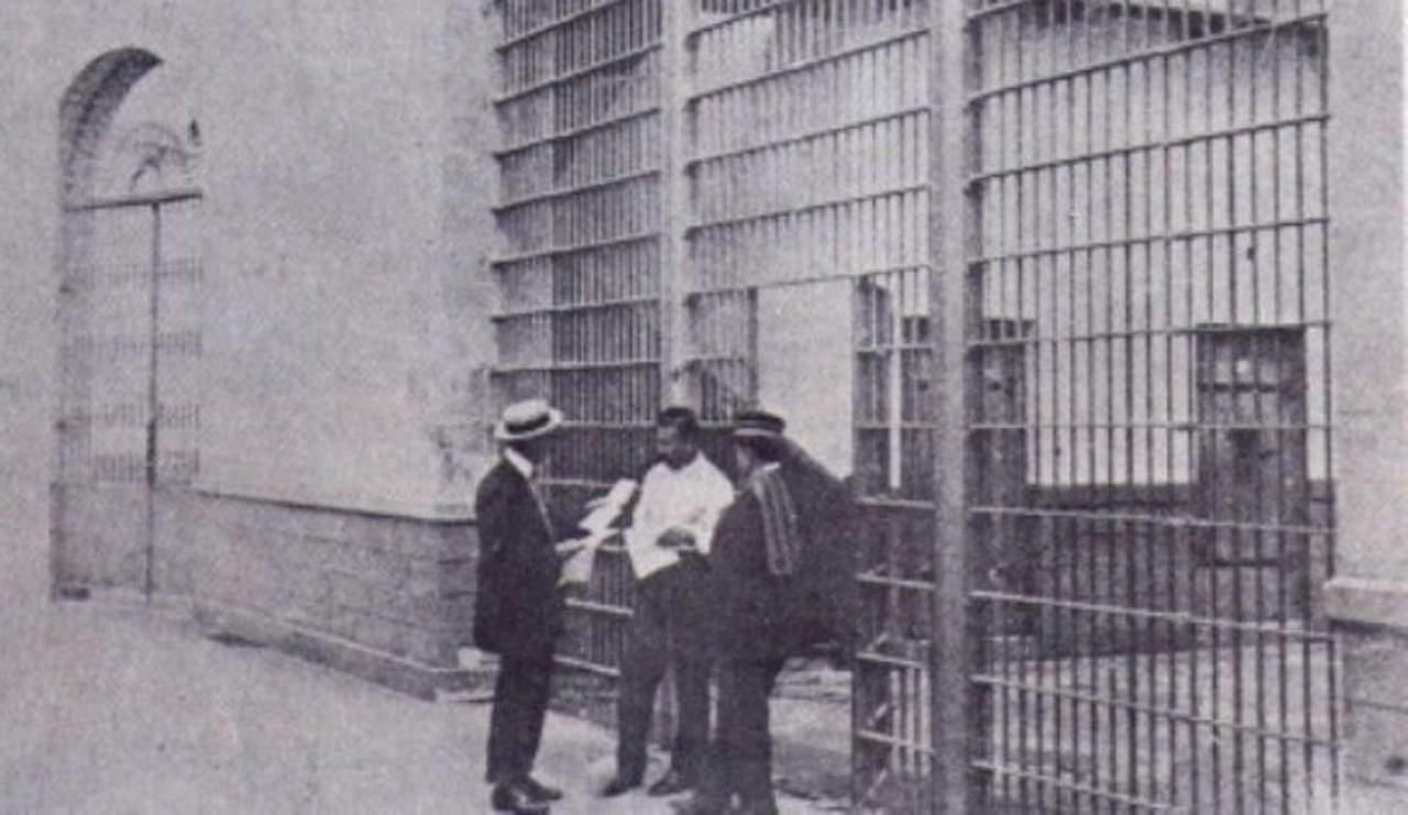 Villa en la penitenciaria atendiendo a alguno de sus defensores (Casasola… Hechos… Tomo 1). 
