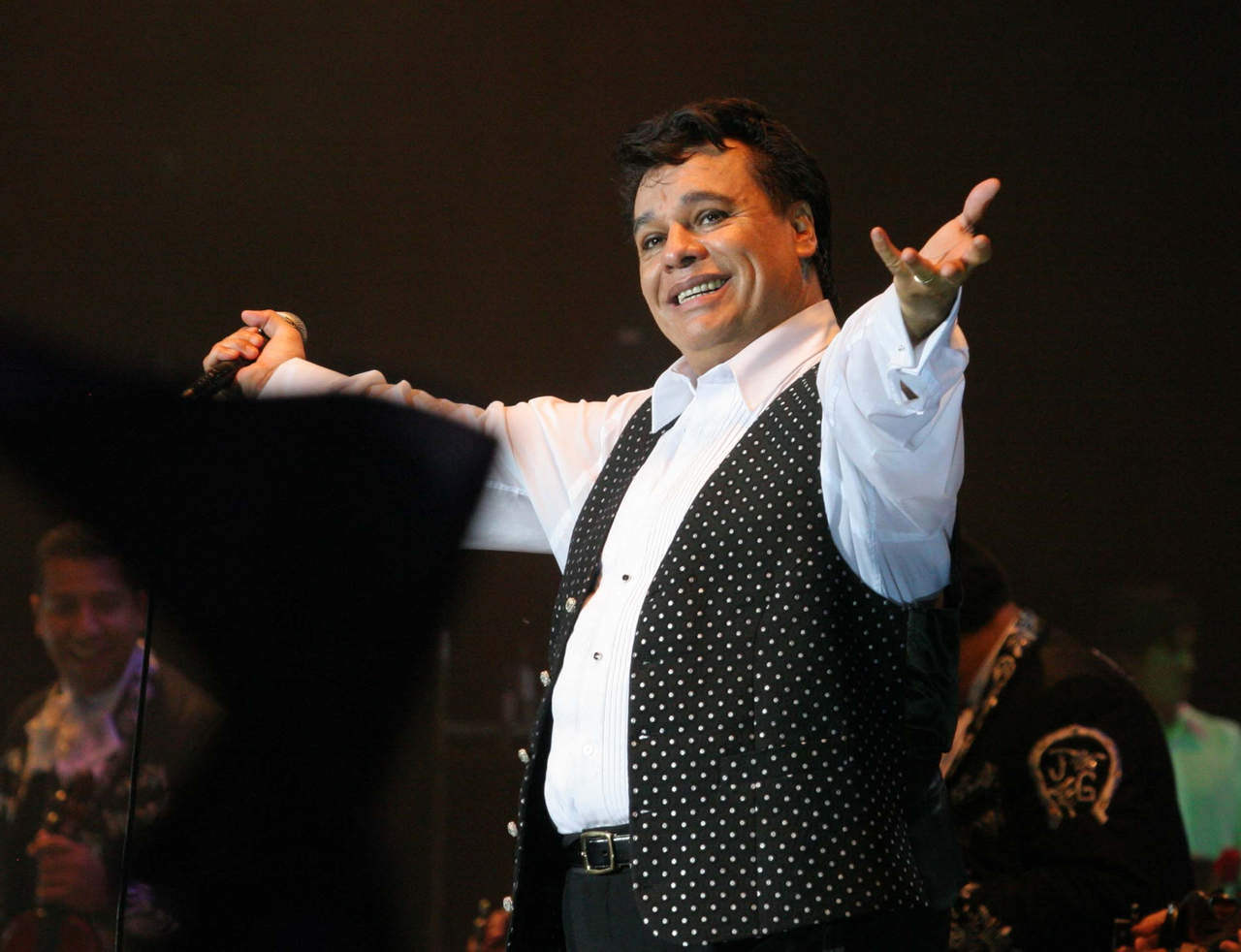 En las categorías latinas, Juan Gabriel, quien falleció el año pasado víctima de un infarto, derrotó en artista latino a J Balvin, Los plebes del rancho, Maluma y Micky Jam. (ARCHIVO) 