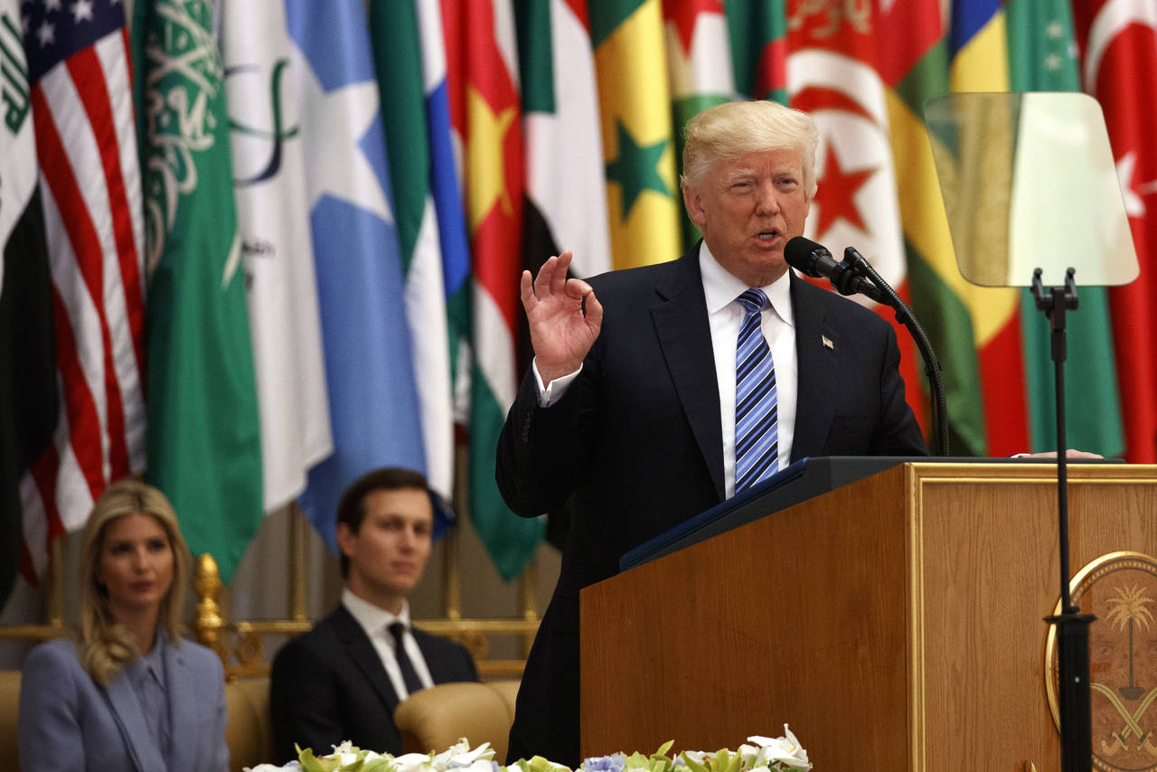 Conciliador. Donald Trump habló ante 55 líderes de países musulmanes, ayer en Riad.