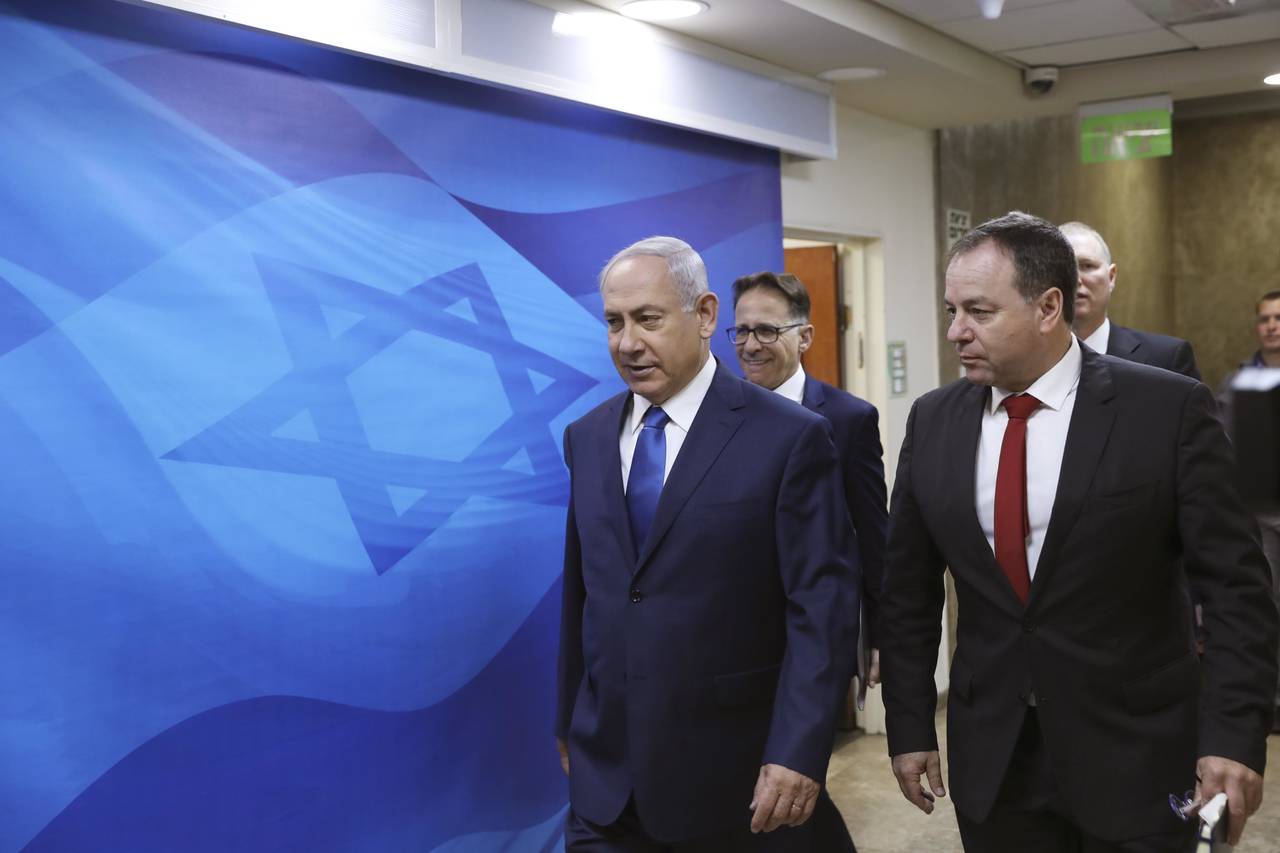 Enfrentados. El paquete de medidas le costaron a Benjamin Netanyahu (izq.) un enfrentamiento con Naftalí Benet.
