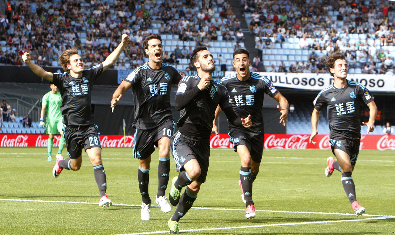 Los jugadores de la Real Sociedad celebran  el gol de Juanmi en el minuto 94, que los acerca a jugar la próxima Europa League. (EFE)